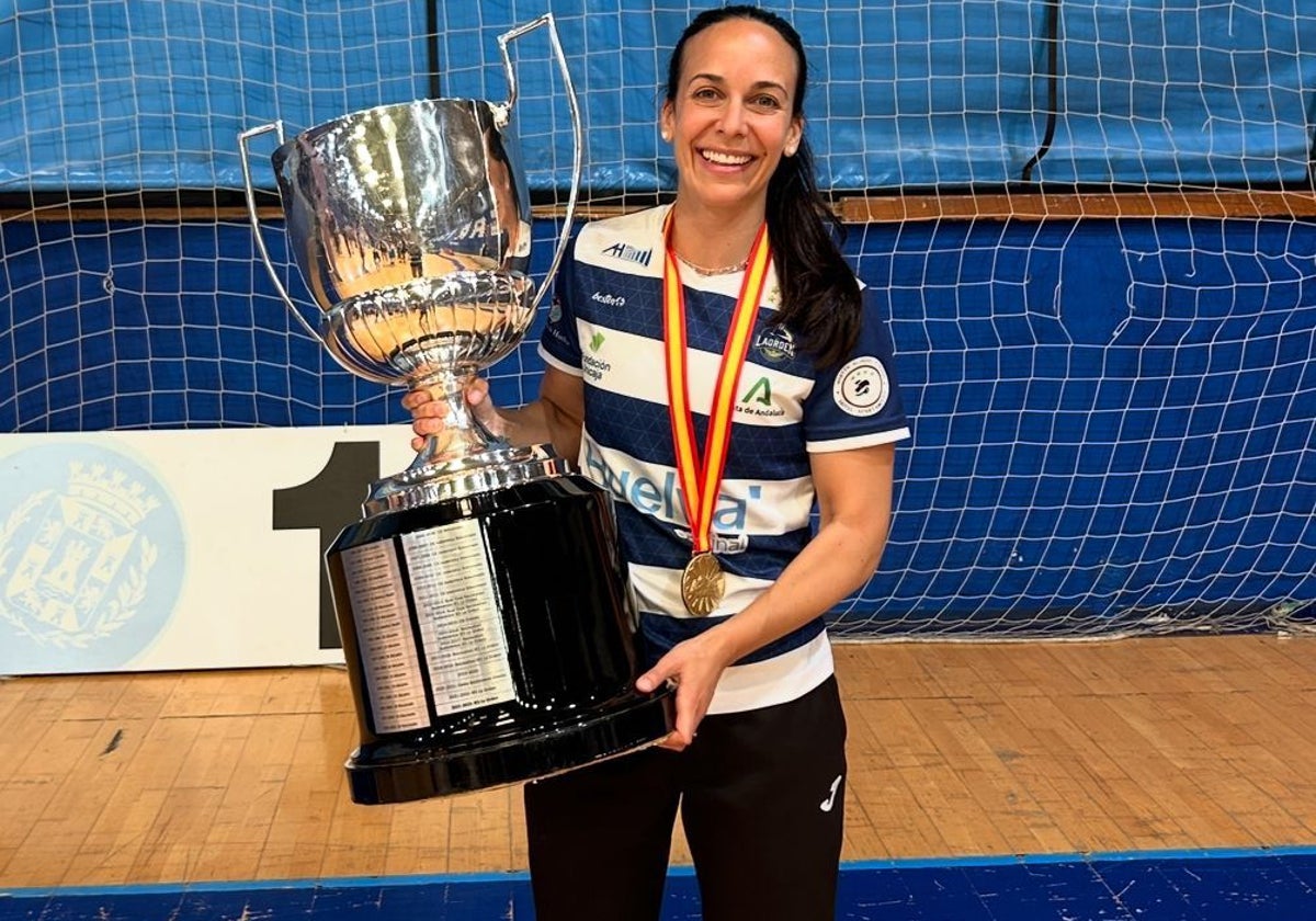 Haideé Ojda, con la décima Copa de Campeones de España conquistada por el IES La Orden