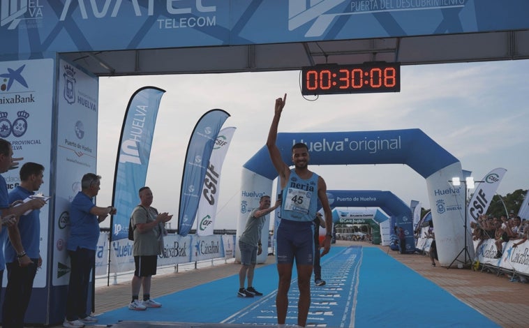 Imagen principal - 10k Huelva Puerta del Descubrimiento: Mohamed El Gahzouani y Estefanía Rouco, ganadores
