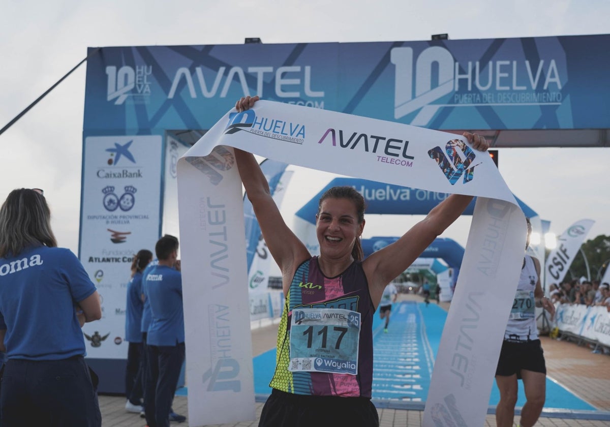 La felicidad de Estefanía Rouco tras alzarse con la victoria en la 10k de Huelva