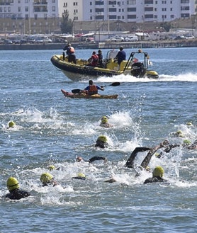 Imagen secundaria 2 - Travesía a Nado del Río Guadiana: Pedro Miguel Pinotres y Aitana Gómez, ganadores