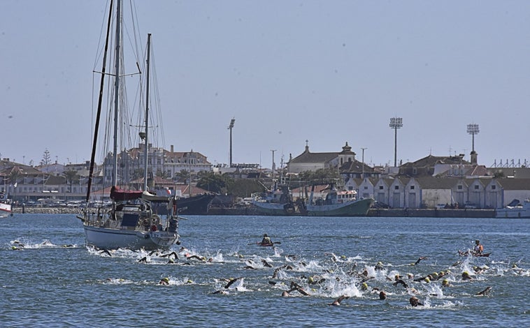 Imagen principal - Travesía a Nado del Río Guadiana: Pedro Miguel Pinotres y Aitana Gómez, ganadores