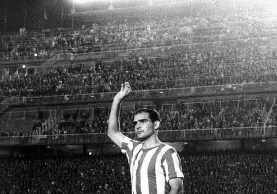 Juanín saludando a la afición en un Real Madrid-Córdoba en el Santiago Bernabéu en 1963