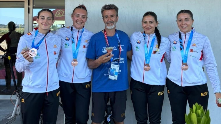 Daniela García Heredia (izquierda), bronce mundial con sus compañeras del K4