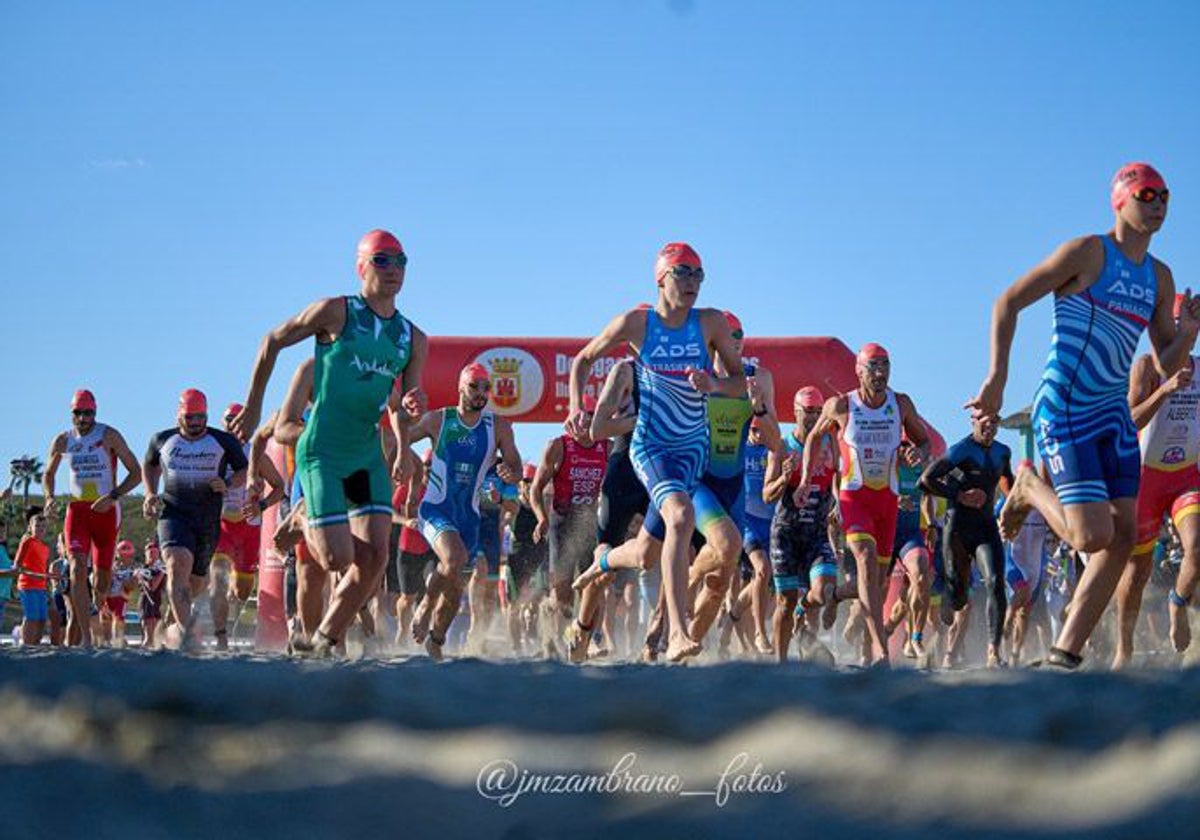 Un instante de la prueba de triatlón del pasado verano en Punta Umbría