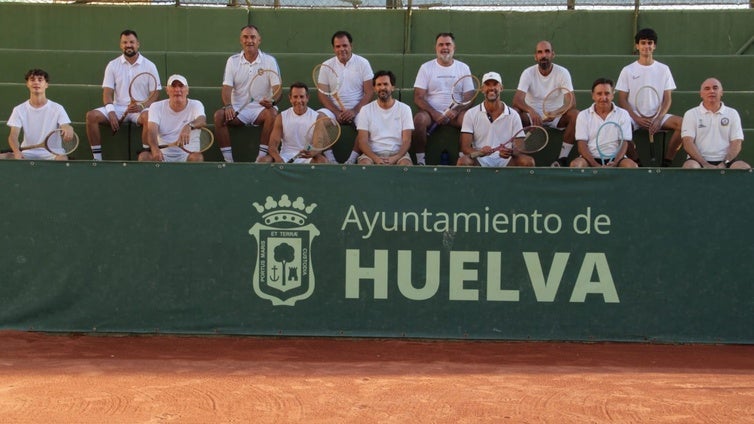 Partido de tenis con raquetas de madera para recordar el pasado británico de Huelva