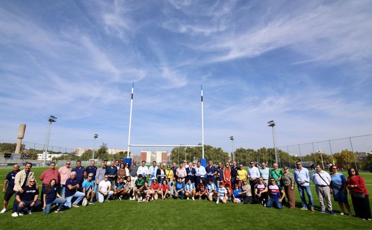 Imagen principal - La alcaldesa de Huelva, Pilar Miranda, hizo el saque de honor con el que se inauguró el campo de rugby en El Torrejón