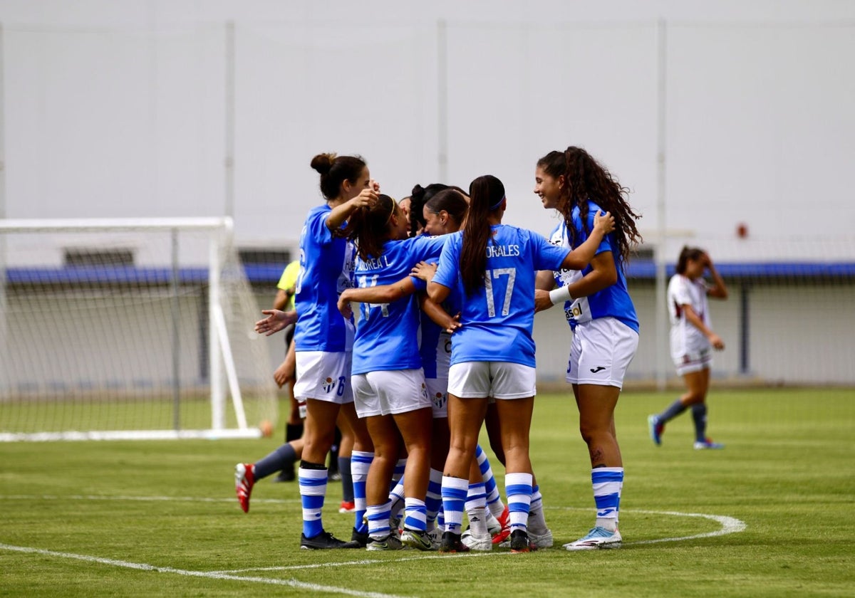 Las jugadoras del Sporting Huelva celebrando uno de los dos goles de su victoria
