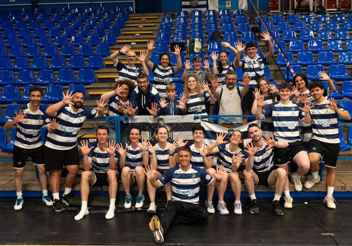 Los jugadores del IES La Orden celebrando la conquista de su décimo título liguero la pasada campaña