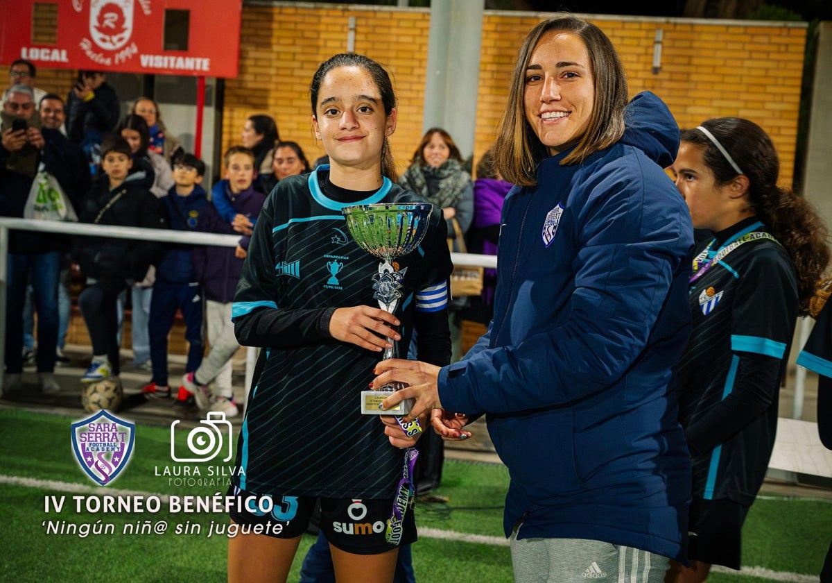 Sara Serrat, entregando un trofeo en la última efición del torneo benéfico