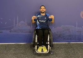 Paco Motero con las medallas de plata y bronce logradas en el Europeo de Parabádminton