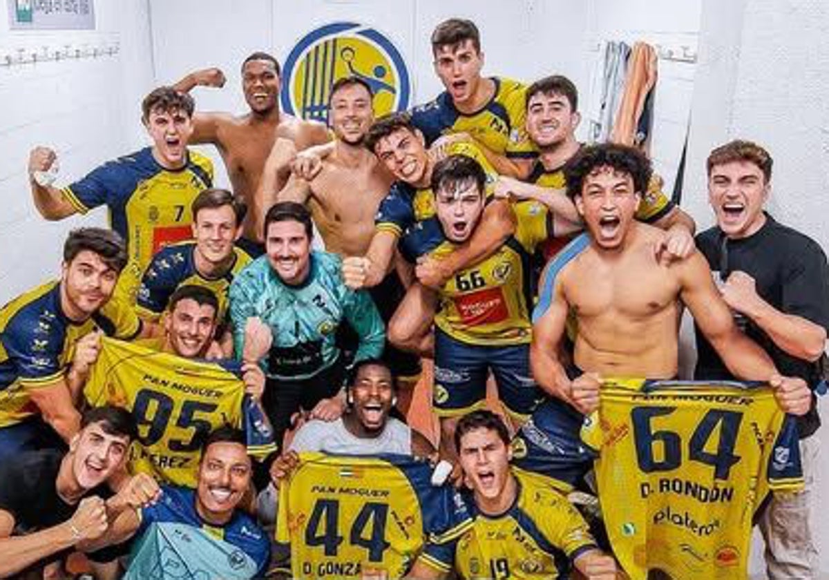 Los jugadores del PAN Moguer celebrando su victoria ante el Mijas en el Pabellón Zenobia Campubrí