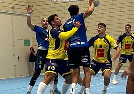 La segunda parte condena al PAN Moguer ante el líder en El Ejido (27-25)