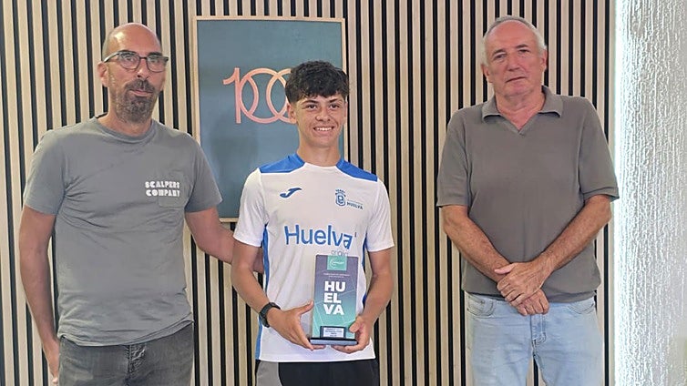 Víctor Mora acompaña a su crecimiento el título de campeón provincial absoluto de Huelva