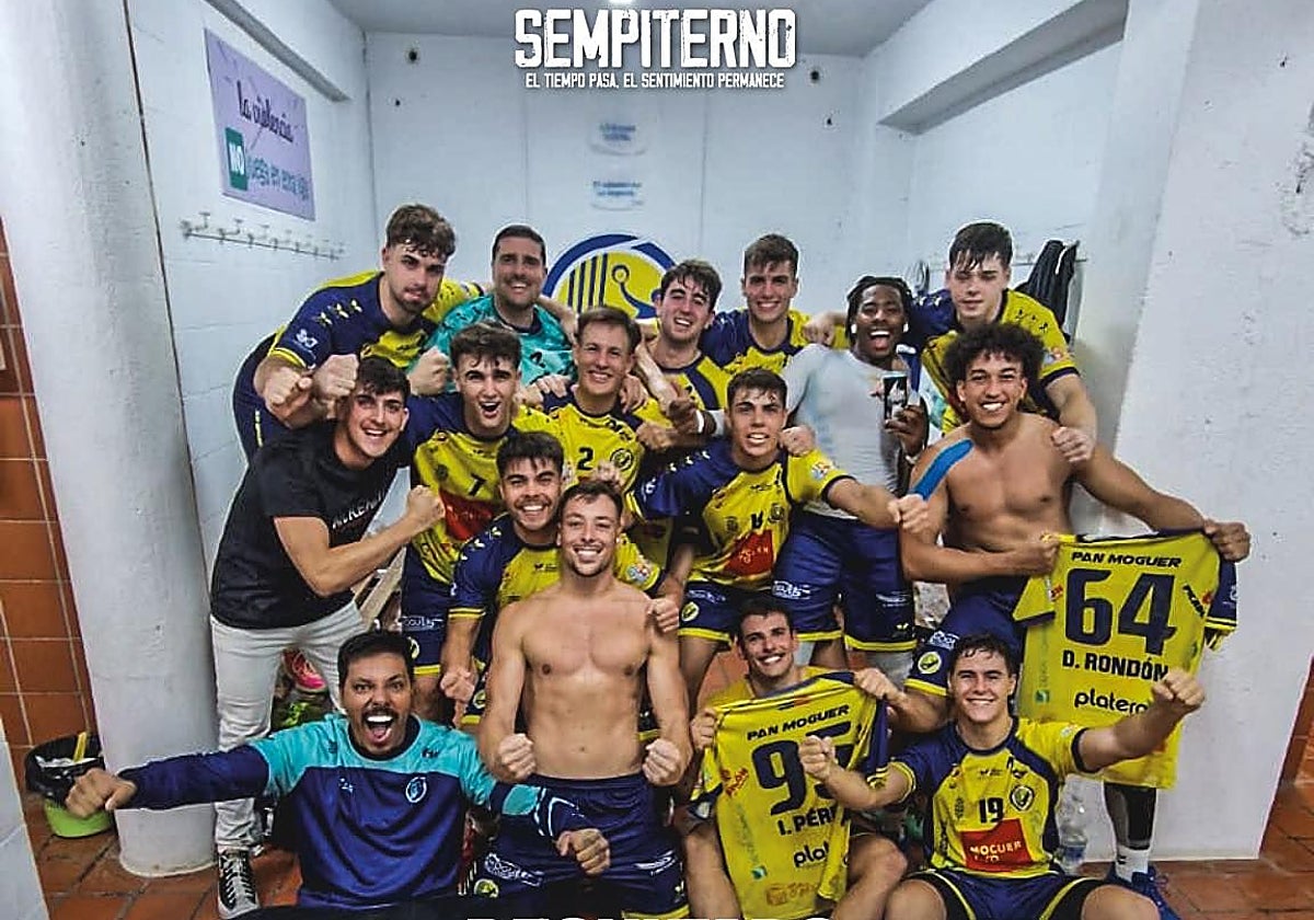 Los jugadores amarillos celebran la victoria