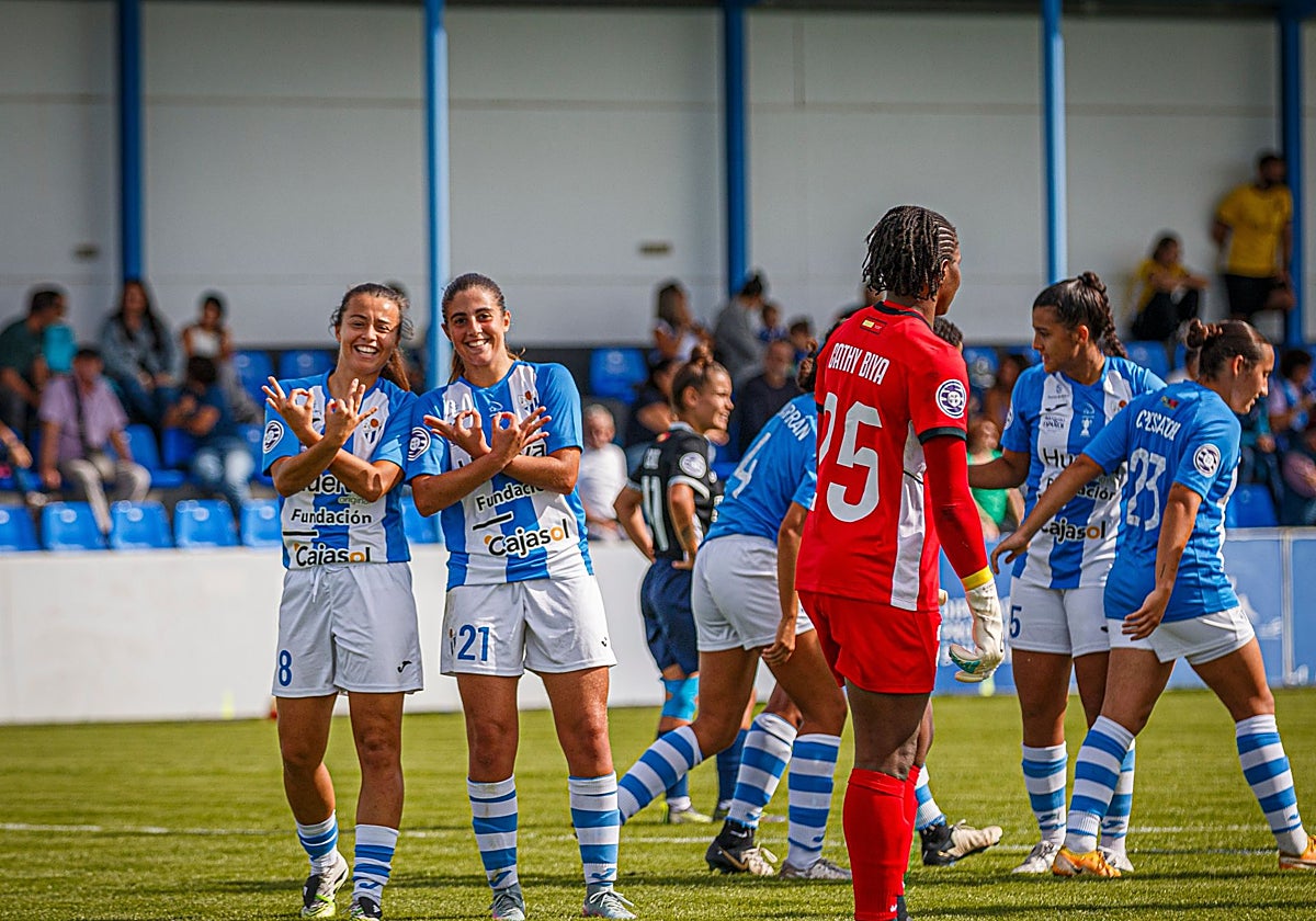 Las jugadoras albiazules celebran uno de los tantos de la goleada