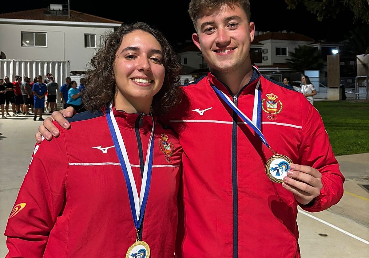 Marta Aznar y Diego Conde, con sus medallas de oro