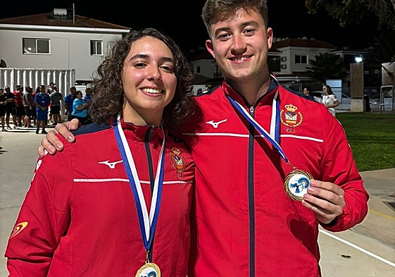 Marta Aznar y Diego Conde, con sus medallas de oro
