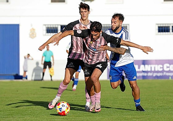 Un lance del Atlético Onubense-Bollullos disputado en la Ciudad Deportiva Decano del Fútbol Español
