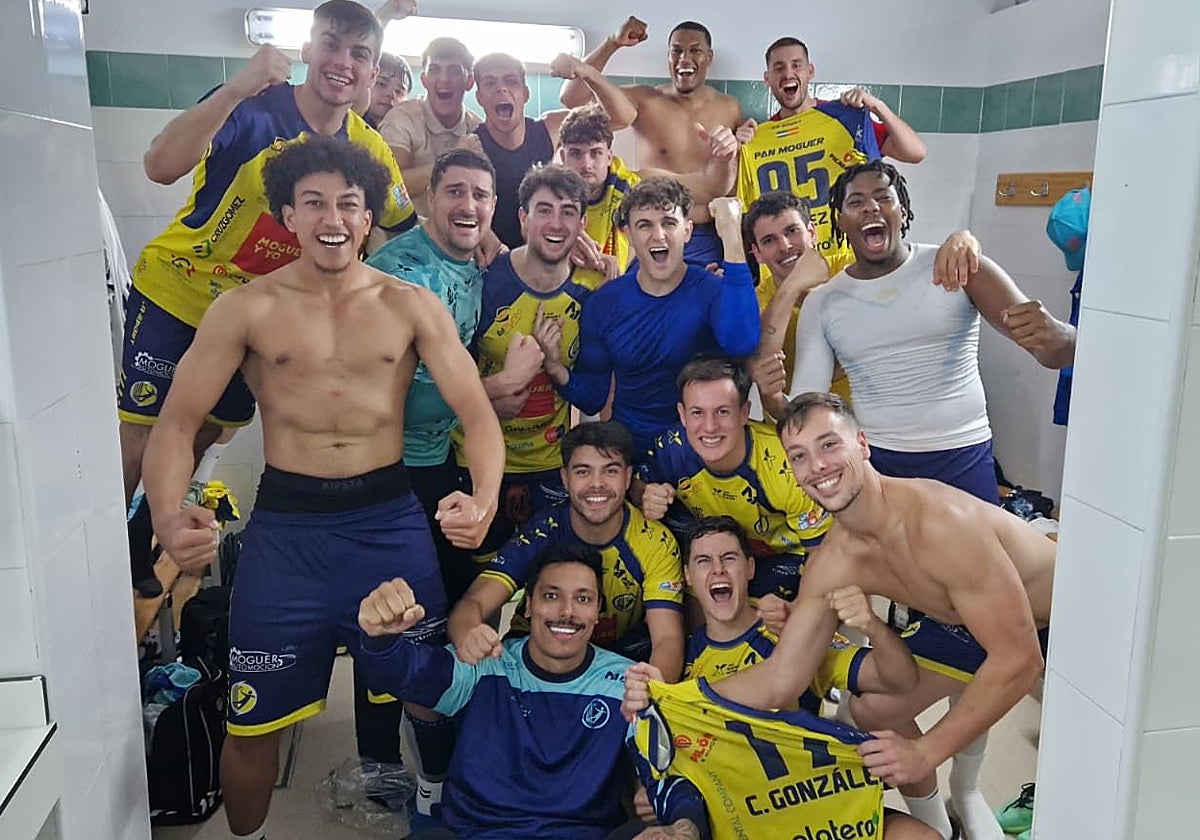 Los jugadores del PAN Moguer celebrando su victoria ante el Helvetia Montequinto