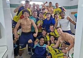 Los jugadores del PAN Moguer celebrando su victoria ante el Helvetia Montequinto
