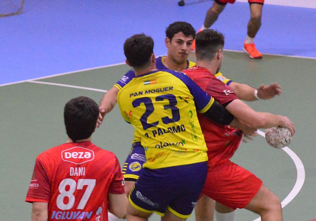 Un lance de la derrota del PAN Moguer en la cancha cordobesa de Fátima