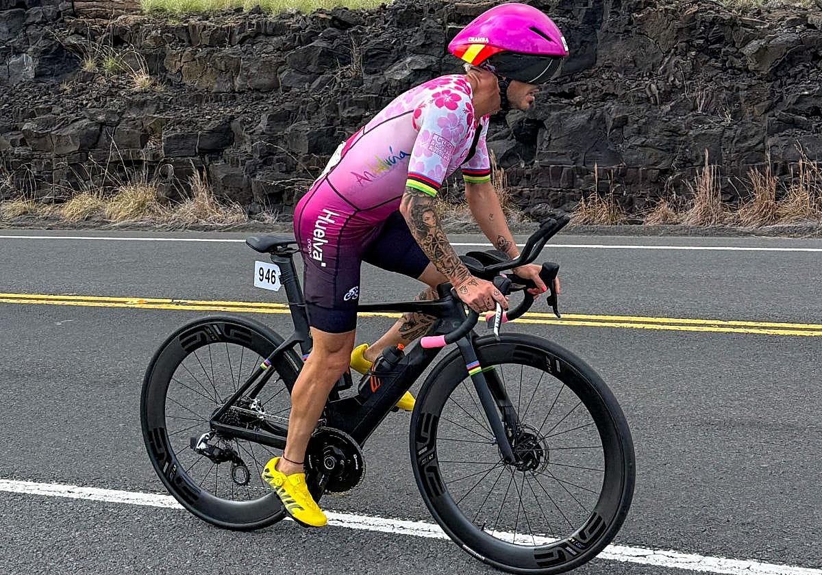 Chamba, en un momento del segmento de ciclismo de la primera etapa del Mundial de Ultraman