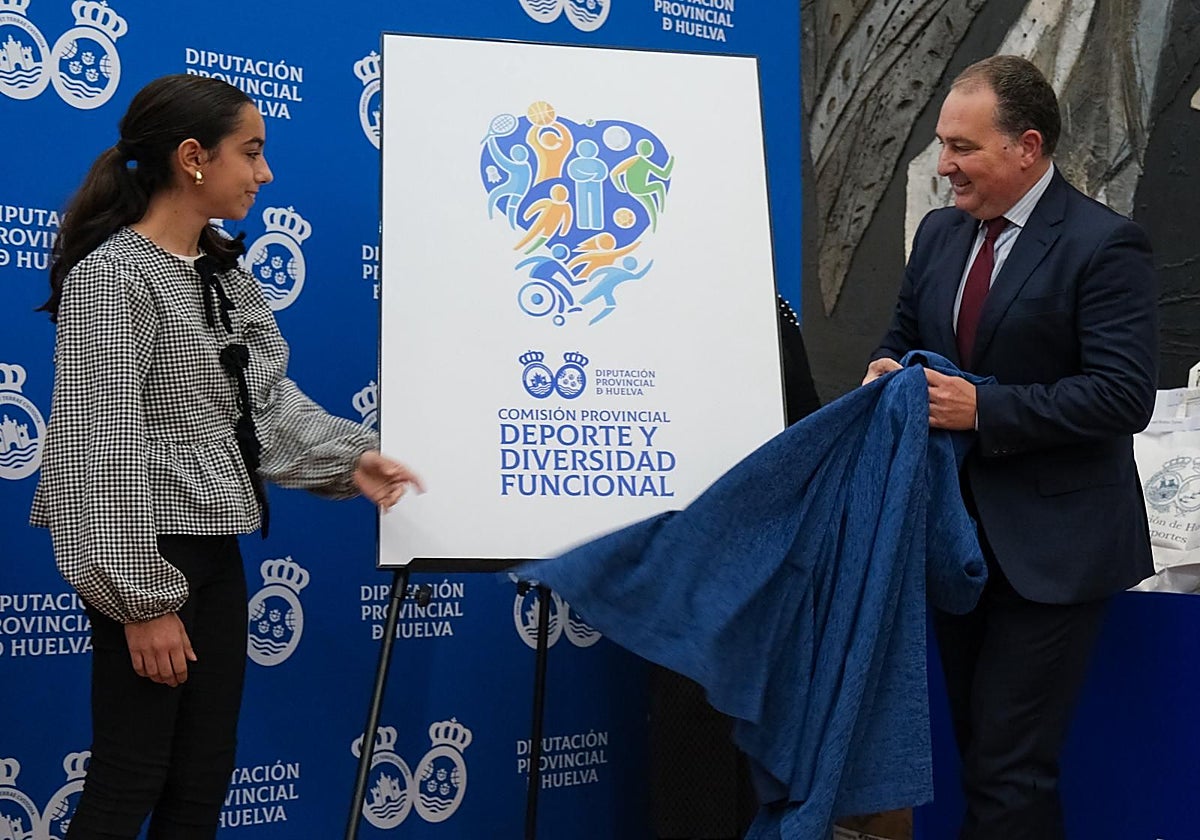 David Toscano desvela la obra ganadora con su autora, Teresa Torreño