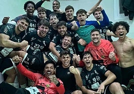El PAN Moguer celebrando su triunfo ante el Balonmano Bolaños esta tarde
