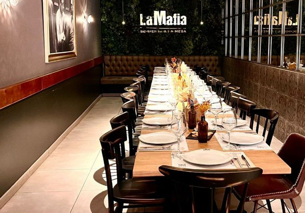 El interior del restaurante italiano La Mafia en Huelva