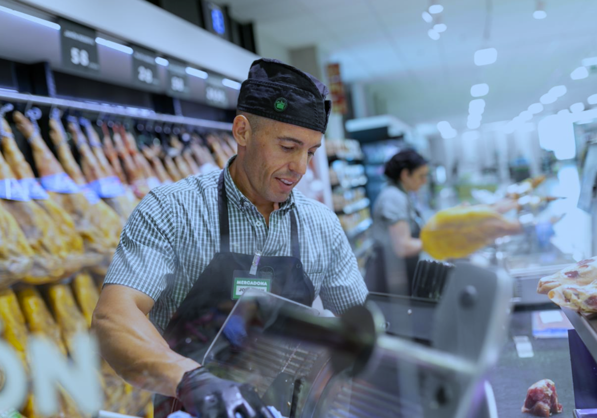 Trabajador de Mercadona de la sección de charcutería