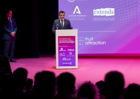 Imagen secundaria 1 - El Ministro Planas dice que trabajarán con el sector de los frutos rojos para que alcance «las metas que se proponga»