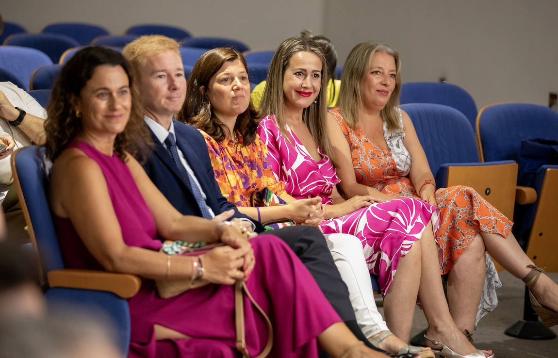 Parte del equipo de Gobierno del Ayuntamiento de Huelva con representantes de Vocento y Bella Verano, candidata del PP al Congreso el próximo 23J