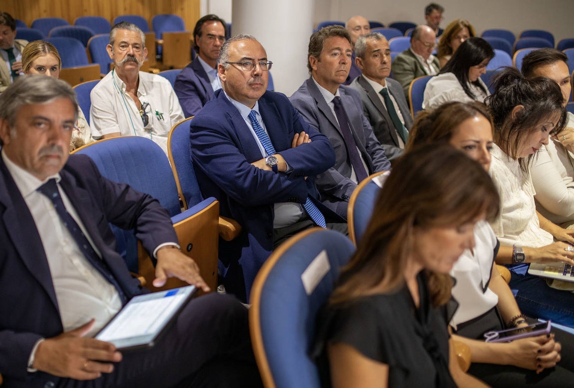 Público asistente al primer encuentro de 'La mirada económica' en Huelva