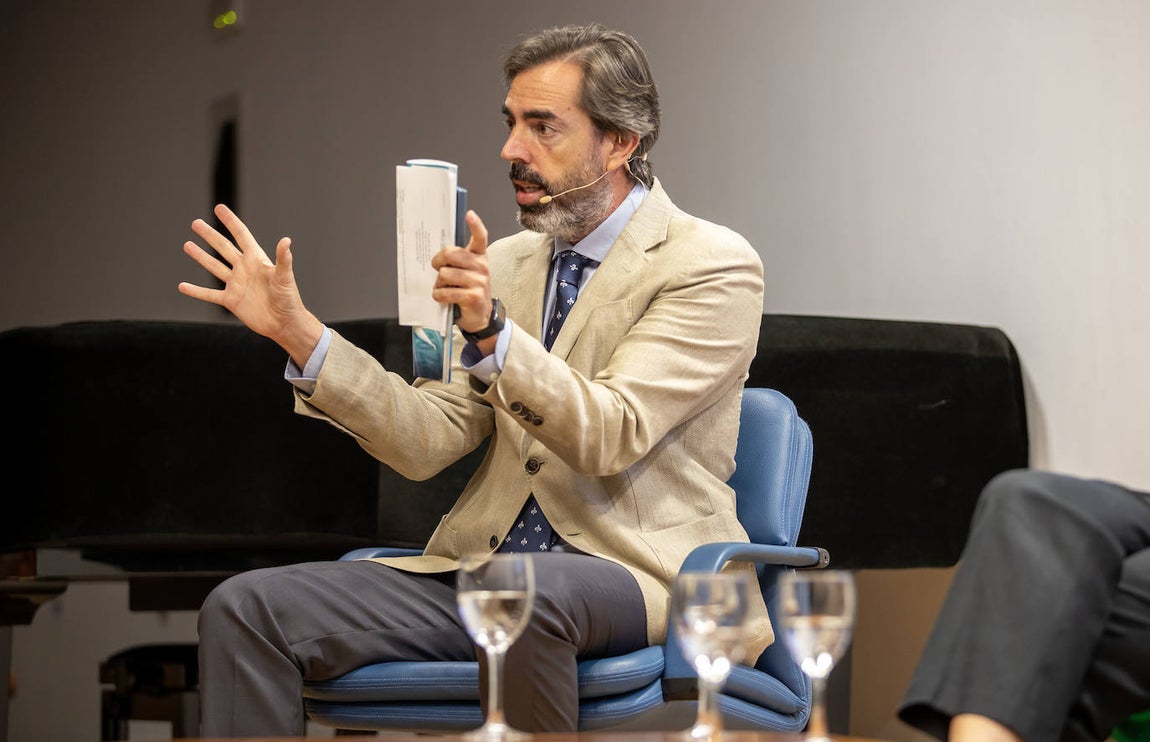 Luis Montoto ha sido el encargado de moderar la mesa redonda