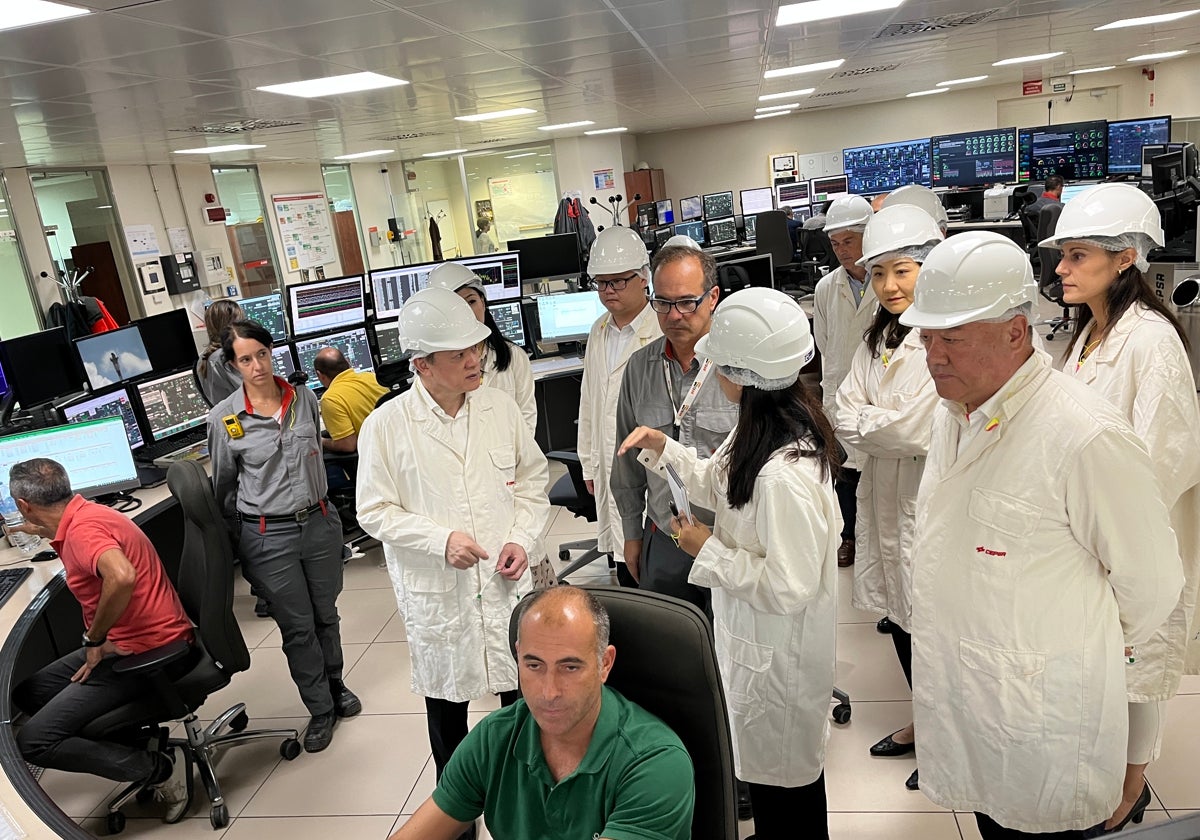 La visita de CNAF, Airbus y Airbus China al Parque Energético La Rábida de Cepsa