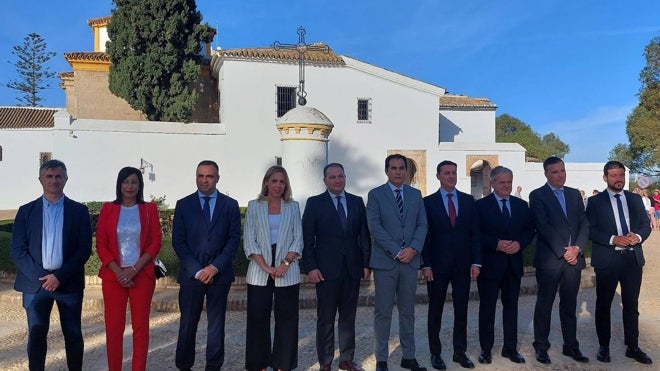 La foto de familia de los presidentes y presidentas de las Diputaciones andaluzas junto a José Antonio Nieto