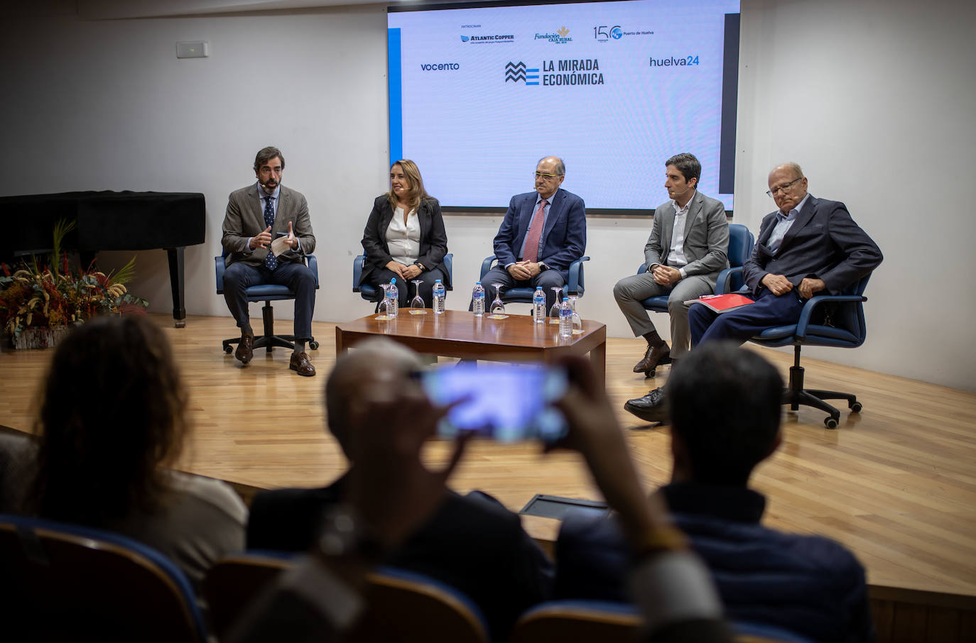 La mesa coloquio 'Un nuevo horizonte para la aeronáutica andaluza', en imágenes