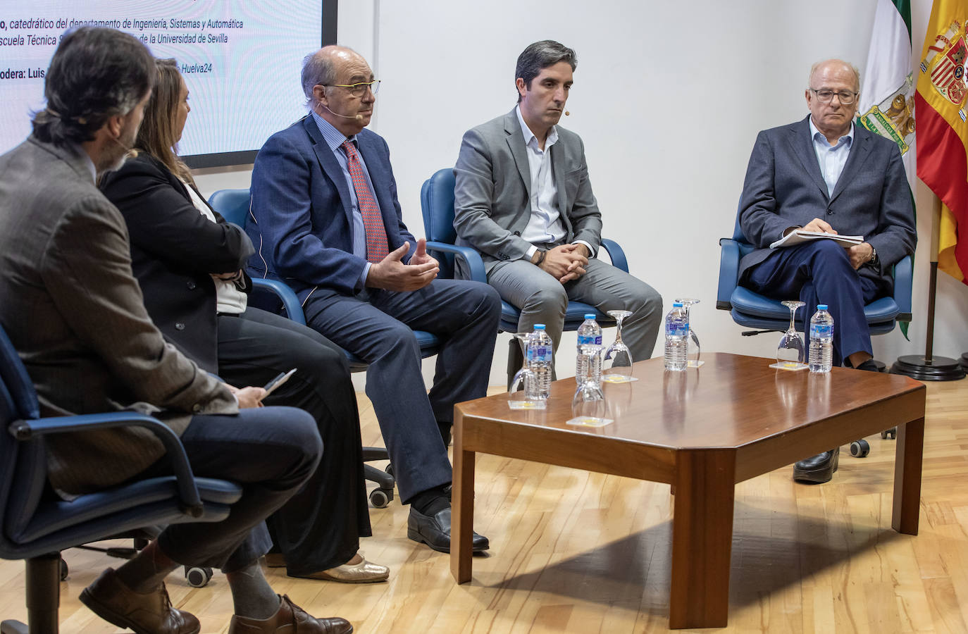 La mesa coloquio 'Un nuevo horizonte para la aeronáutica andaluza', en imágenes