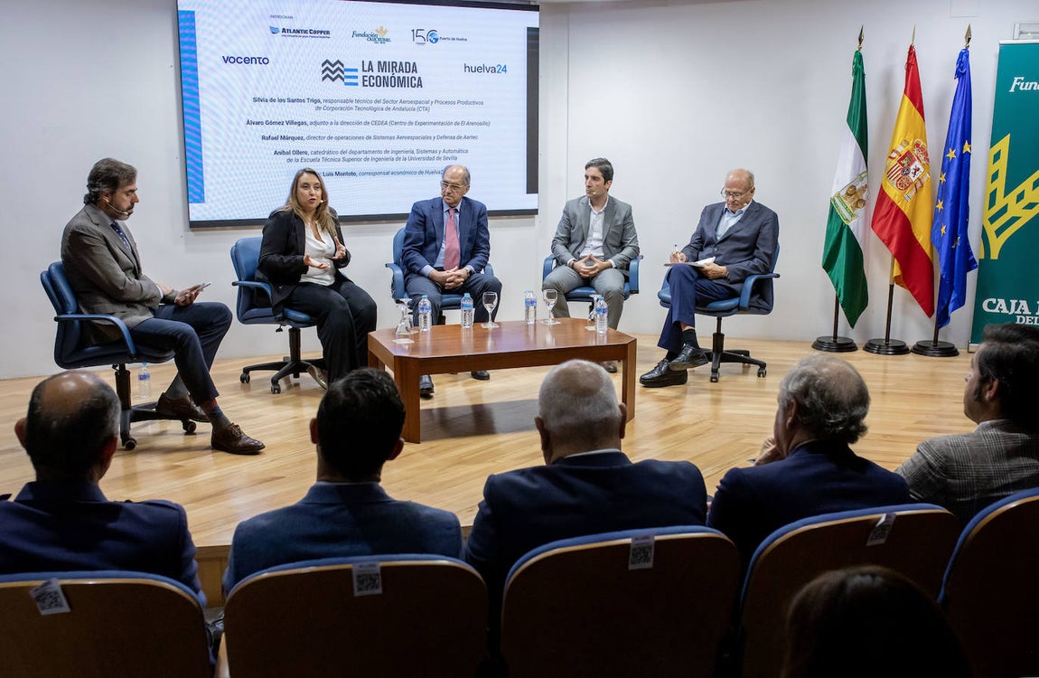 La mesa coloquio &#039;Un nuevo horizonte para la aeronáutica andaluza&#039;, en imágenes