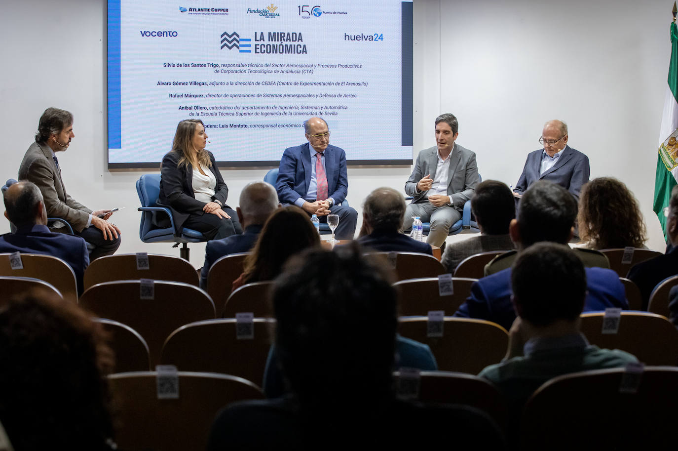 La mesa coloquio 'Un nuevo horizonte para la aeronáutica andaluza', en imágenes