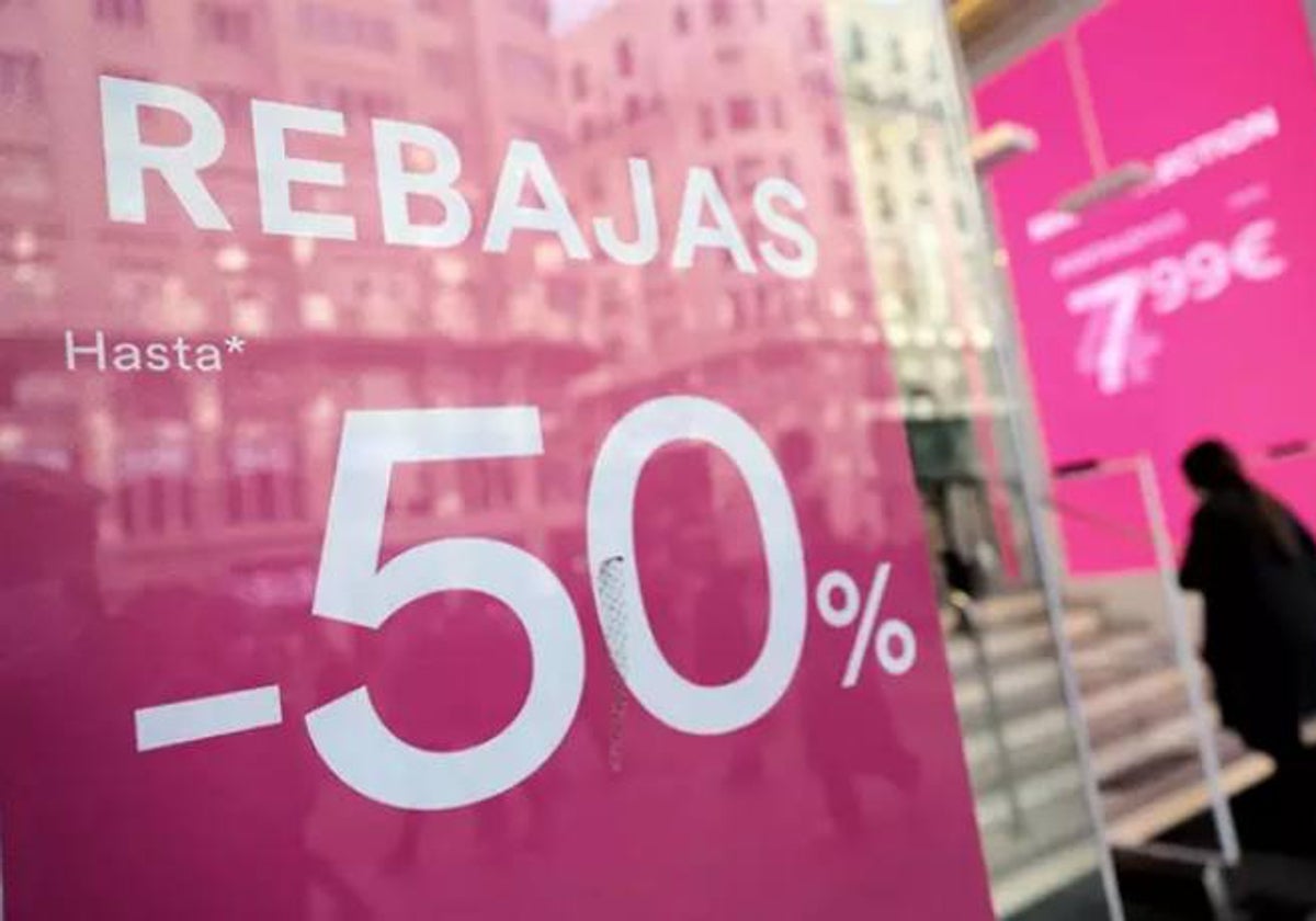 Cartel de rebajas en un comercio