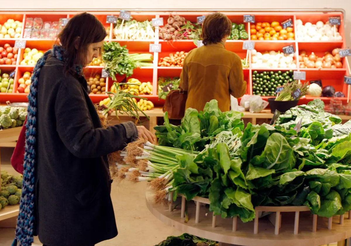 Imagen de archivo de una mujer comprando en el supermercado