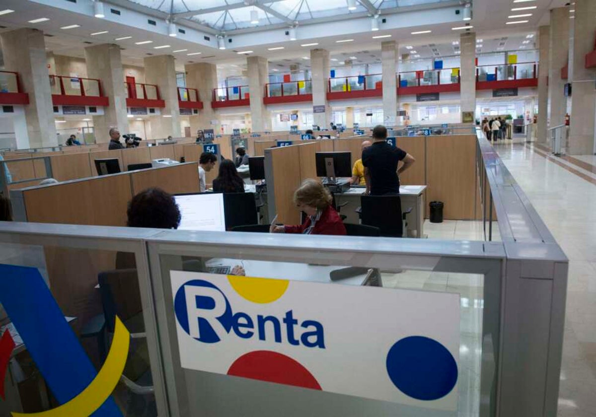 Interior de una oficina de Hacienda durante una campaña de la declaración de la Renta