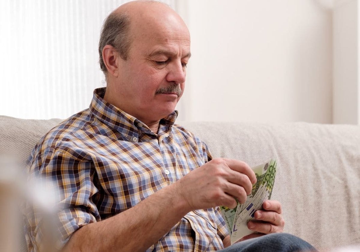 Imagen de archivo de un pensionista contando billetes