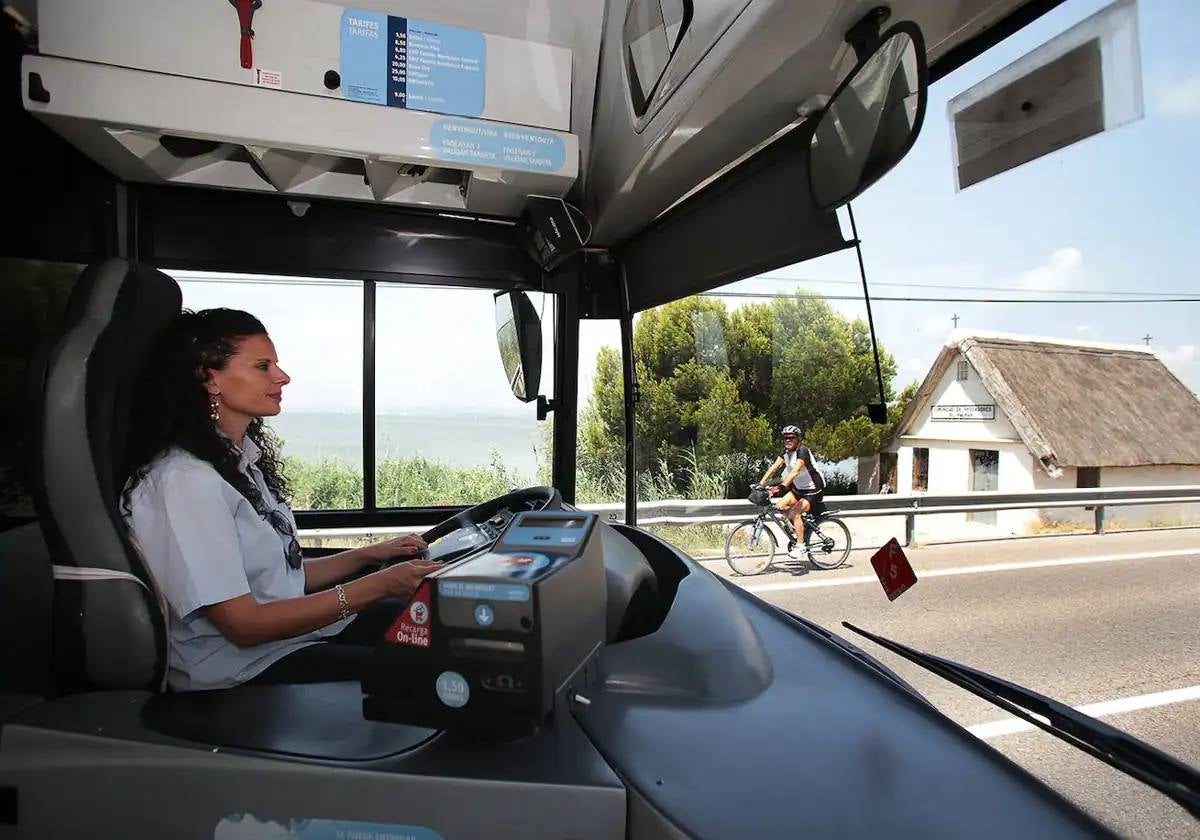 Una conductora de autobús