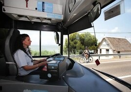 Ofrecen tres contratos a jornada completa a conductores/as de autobuses en Punta Umbría