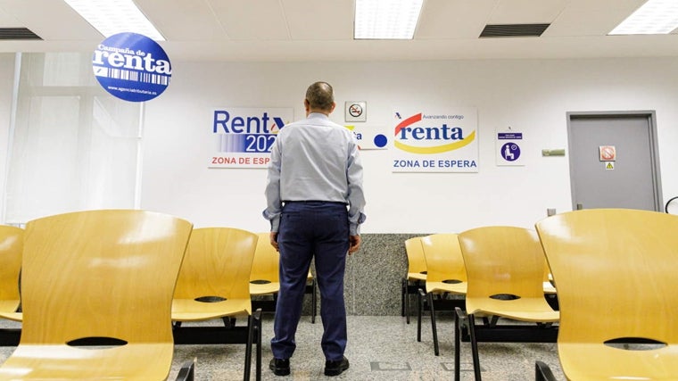 Imagen de una persona en la sala de espera de una oficina de Hacienda durante la campaña de la declaración de la Renta