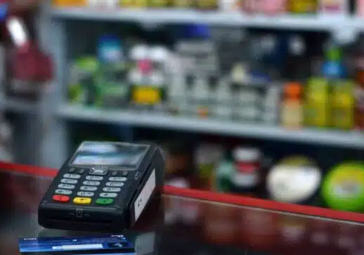Datáfono de un supermercado junto a una tarjeta
