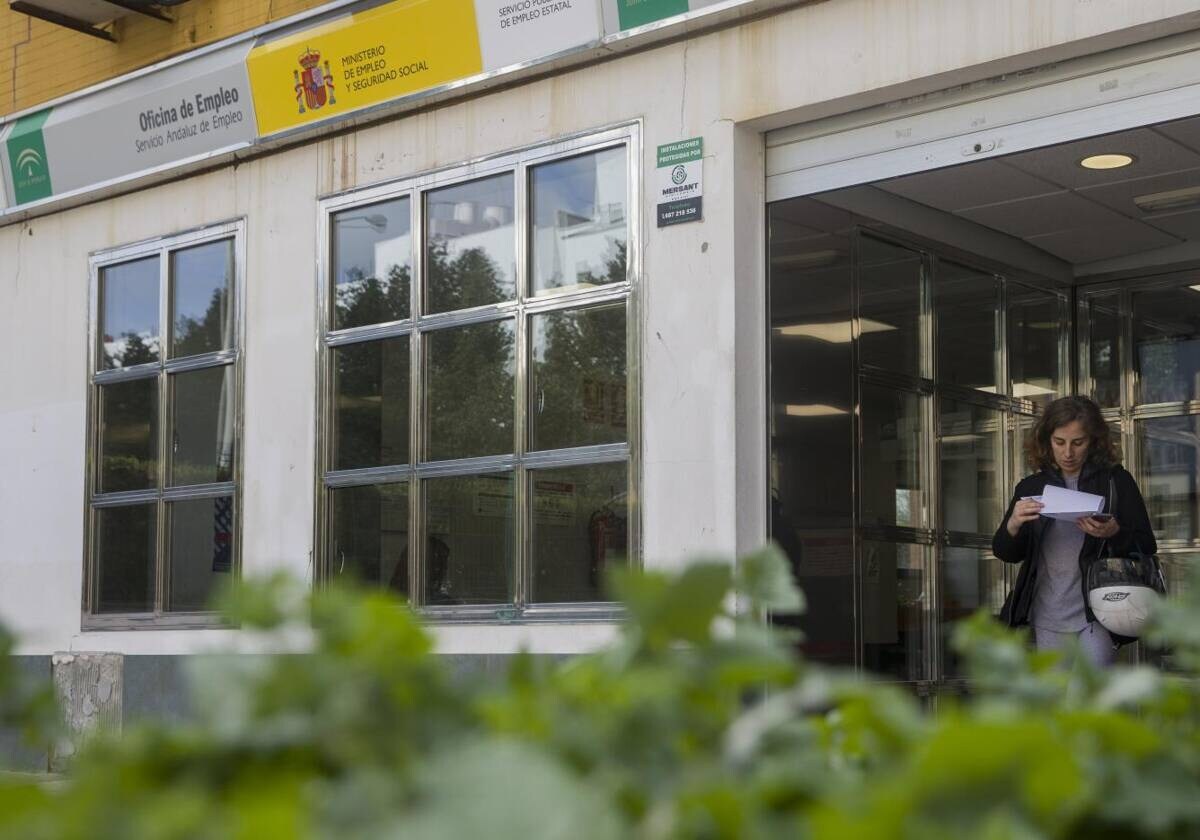 Imagen de archivo una mujer saliendo de una oficina del SEPE en Andalucía