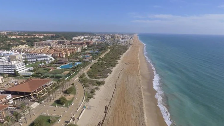 Playa y paseo marítimo de La Antilla, el municipio más caro para comprar una casa en Huelva